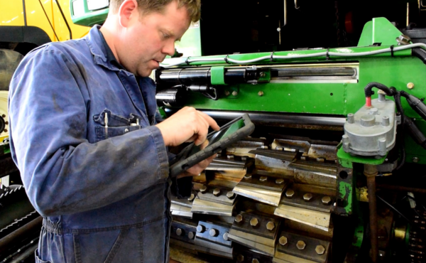 Technician_using_Harvester_Guard_on_Forage_Harvester