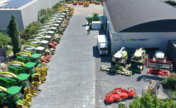 Line_up_of_used_forage_harvesters